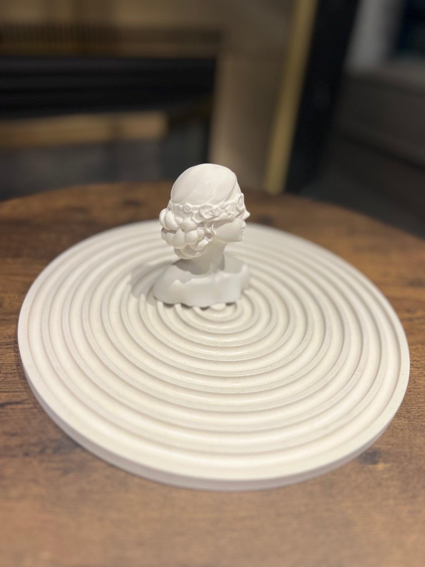 Round striped tray