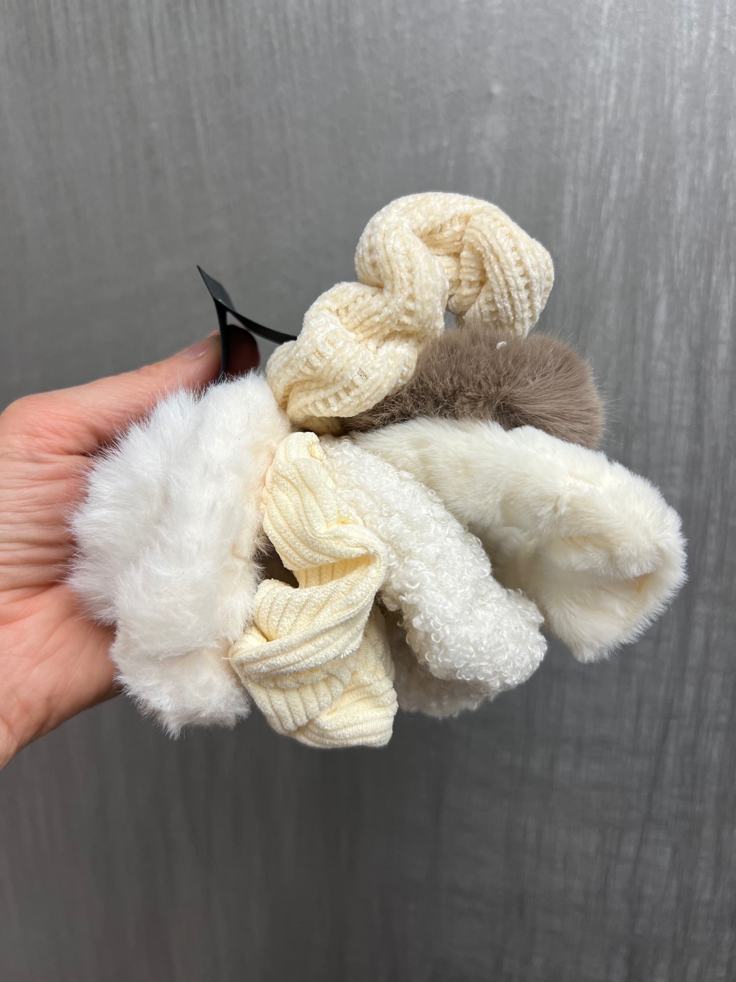 7-Piece Plush Fabric Scrunchie Set – Soft & Stylish Hair Ties