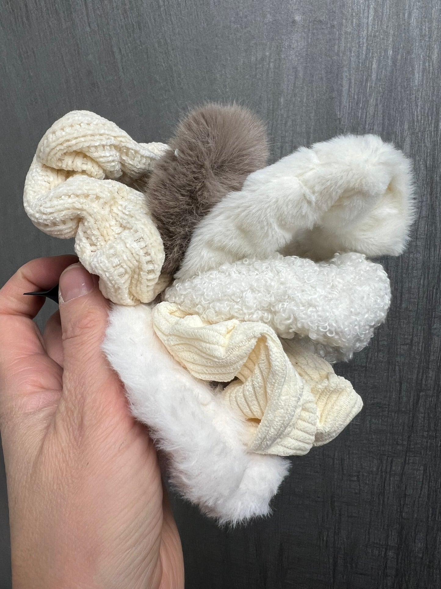 7-Piece Plush Fabric Scrunchie Set – Soft & Stylish Hair Ties